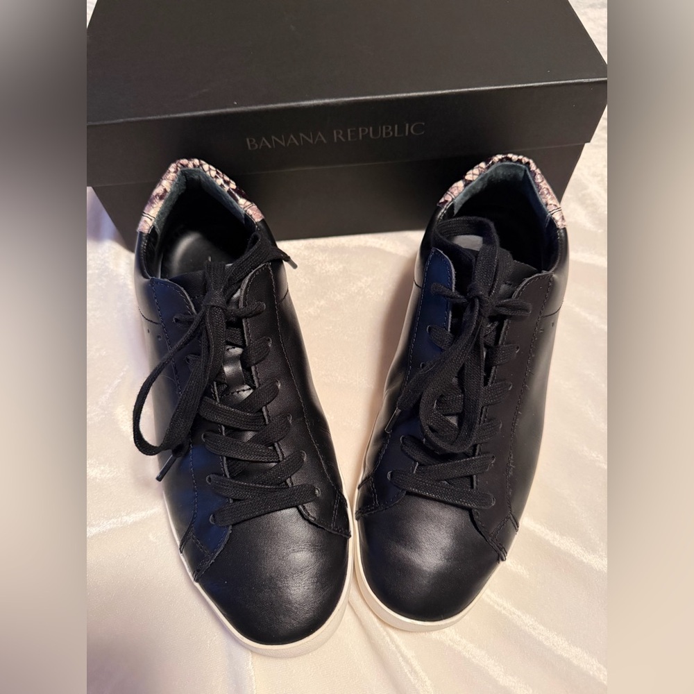 Banana Republic Black leather Sneakers snake print accent sz 8.5 like new